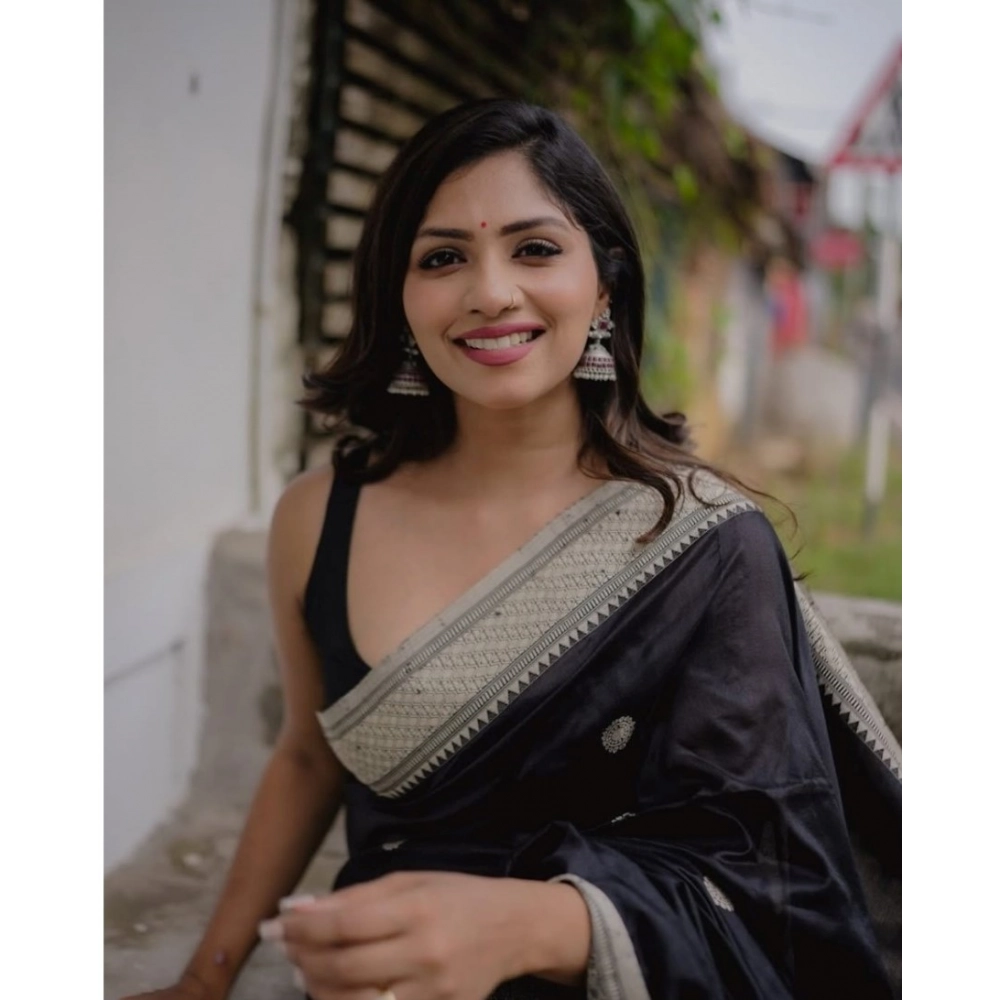 Women's Silk Printed Saree With Unstitched Blouse 5.5Mtr (Black) - Image 2